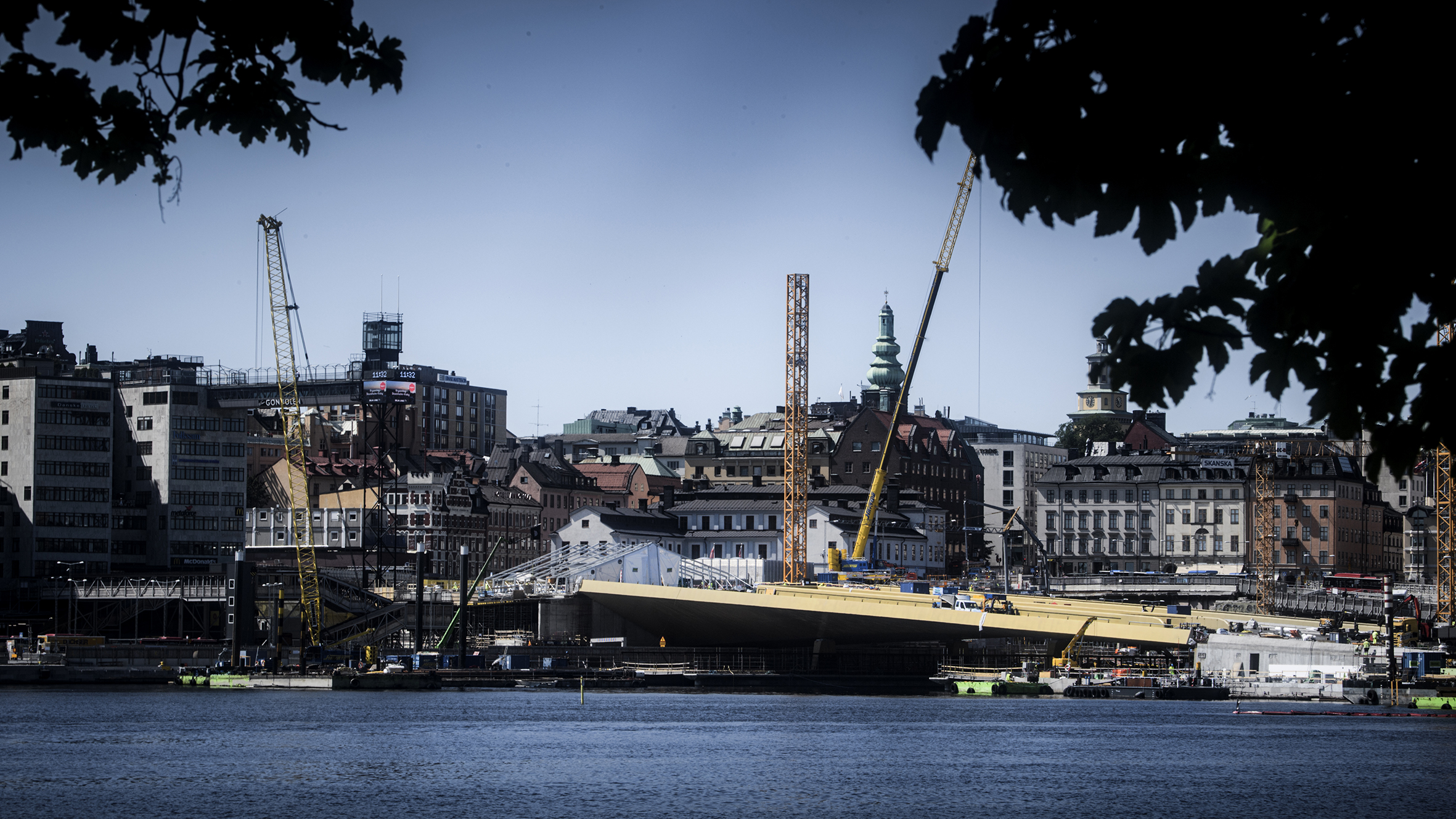 Guldbron vid Slussen i Stockholm invigs följ invigningen Här inviger kungen, Victoria och Estelle guldbron i Slussen