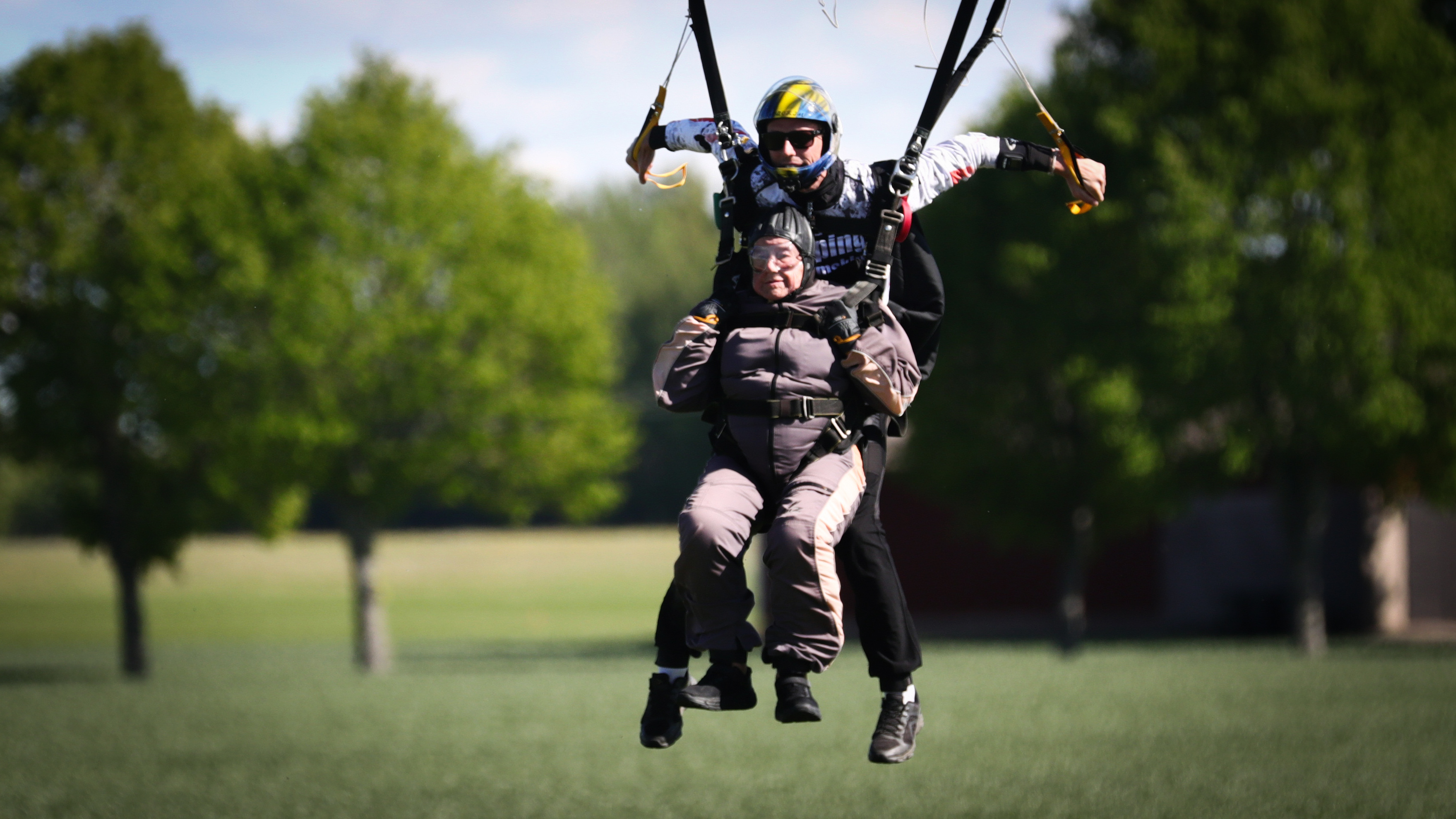 Ruth Larsson 103 Varldens Aldsta Fallskarmshoppare Dn Se