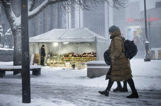 Redouane Hamouda var en av få som höll torghandeln öppen när snön vräkte ned över Hötorget i Stockholm.