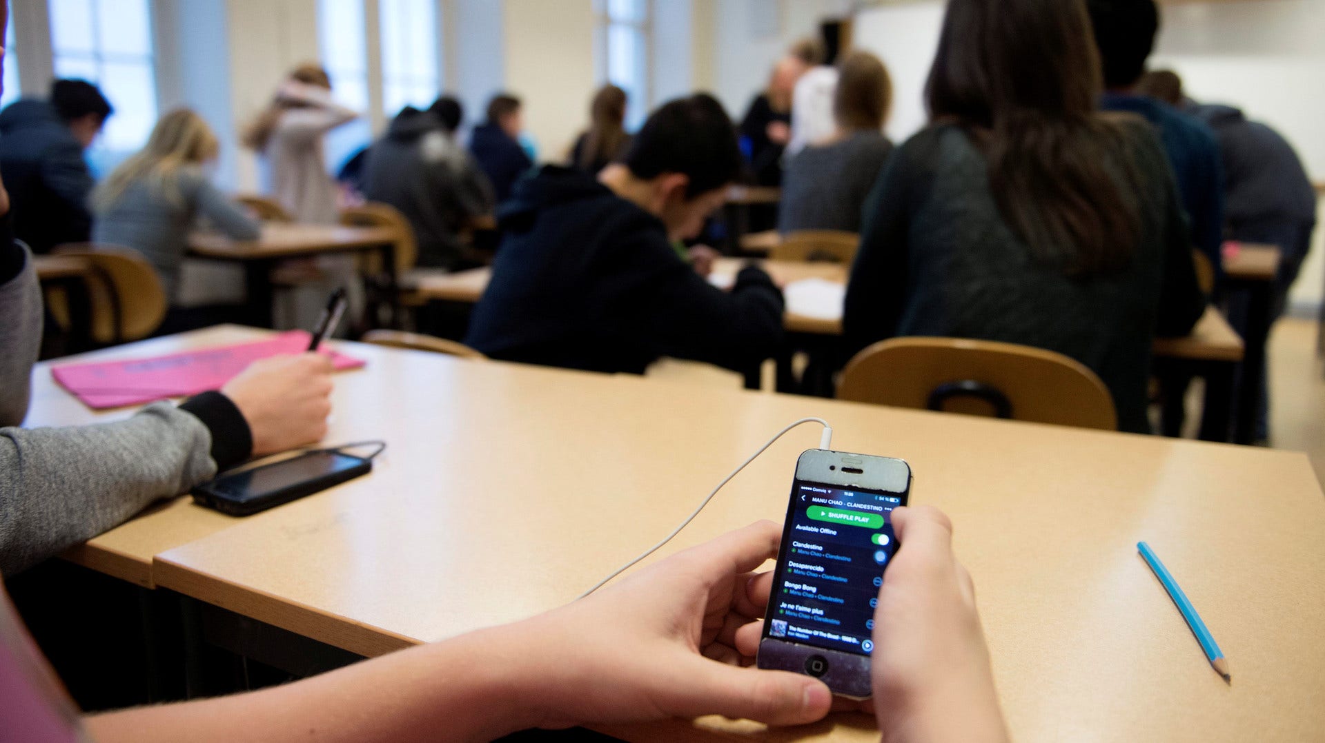 En elev använder sin mobil under en lektion för årskurs 8 i Sofia skola på Södermalm i Stockholm 2014.