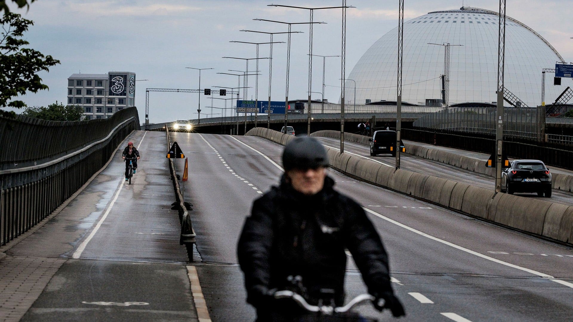 Utrymmet för gångtrafikanter och cyklister ska utökas på Skanstullsbrons östra sida.