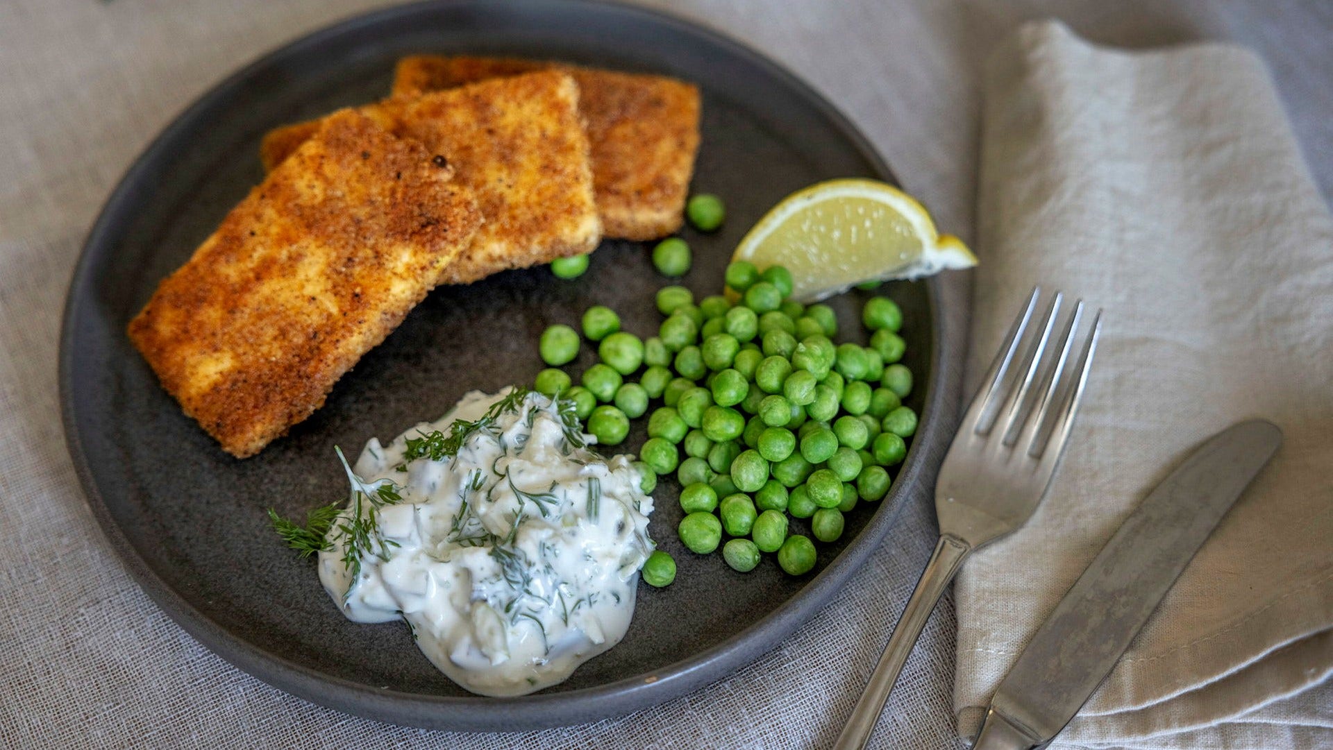Testa att panera tofu i stället för torsk – ett gott sätt att få ner matkostnaden.