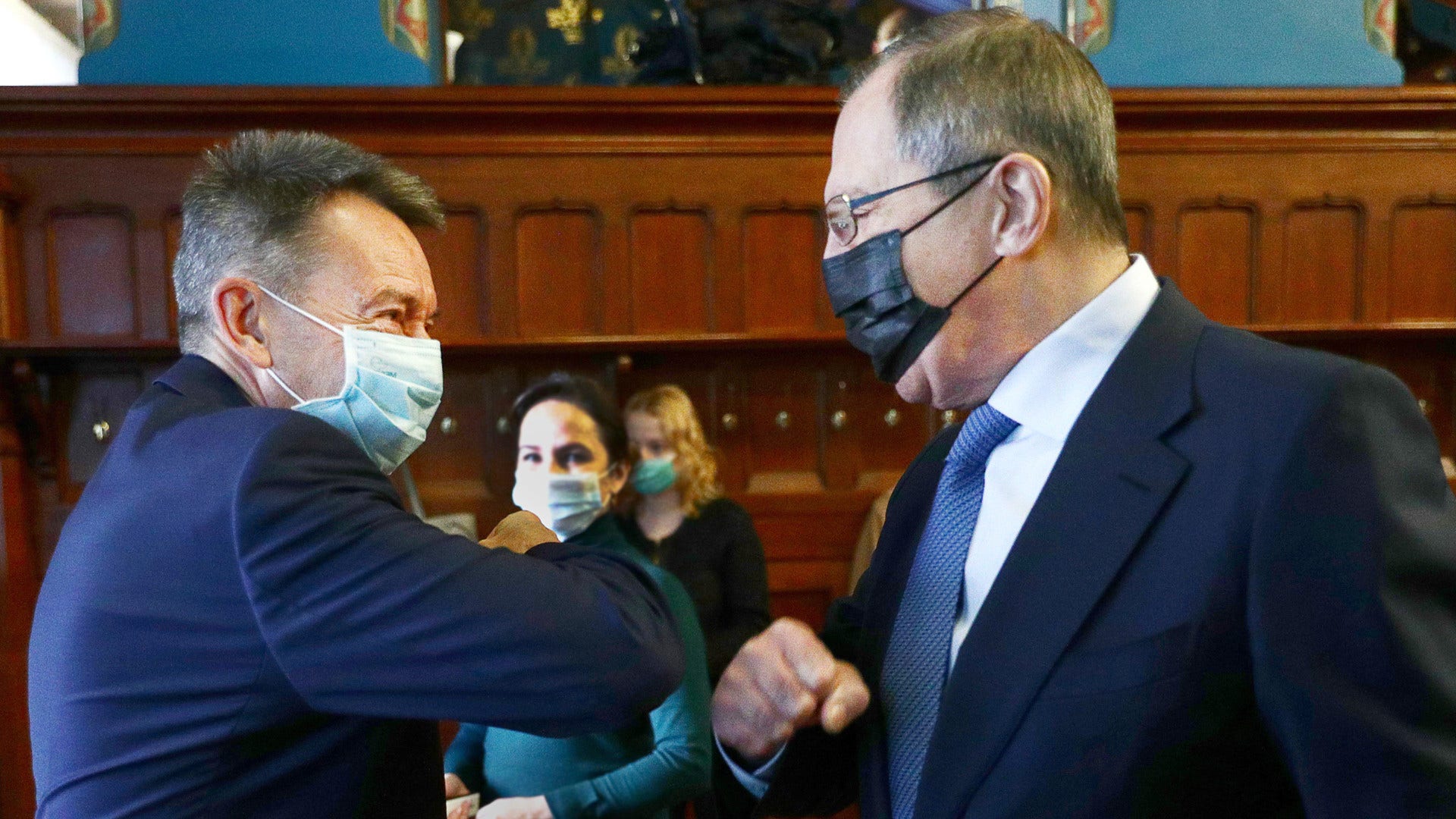 Internationella Röda korsets ordförande Peter Maurer hälsar på Ryssland utrikesminister Sergej Lavrov under ett möte i Moskva i november 2020.