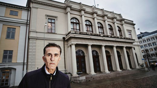 I Börshuset blev den nuvarande sessionssalen för kommunfullmäktige iordningställd 1905. Här står Aslan Akbas framför byggnaden som ritades av Pehr Johan Ekman och invigdes 1849.