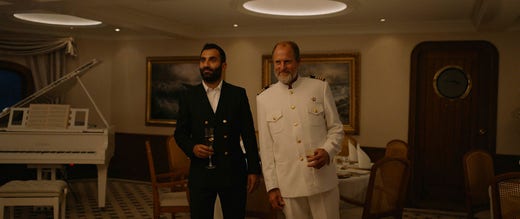 Arvin Kananian och Woody Harrelson i ”Triangle of sadness”.