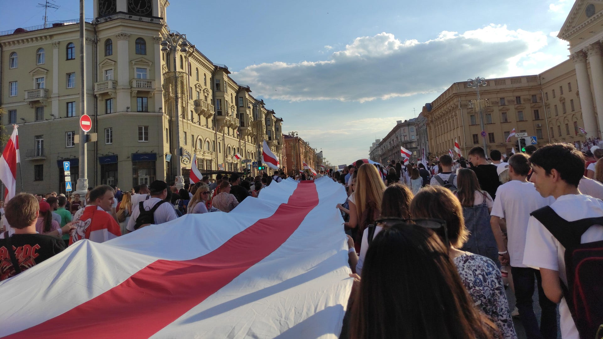 Demonstranter i Belarus med flaggan som blivit symbol för protesterna mot regimen.