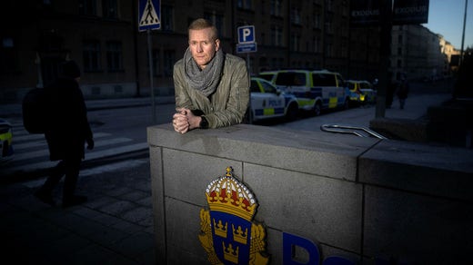 ”Alla vill stoppa nyrekryteringen. Polisen får stå till svars. Hur ofta sitter Socialstyrelsen i tv och får frågor om vilka metoder de anser att socialtjänsten ska använda för att vi ska lyckas”, frågar sig Christoffer Bohman.