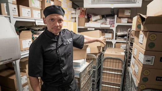 ”Vi har normalt en veckas mat hemma. Jag har också mat i frysen och skafferi som buffert för att det ska räcka i två veckor. Om det blir kris får man variera rätterna”, säger Mathias Eriksson.