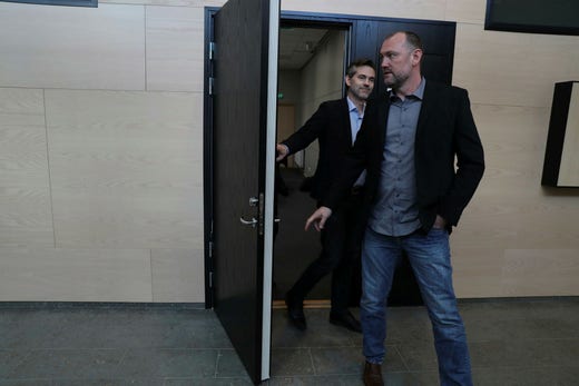 Markus och Johan Hogsved på väg ut från domstolssalen där den förberedande förhandlingen hölls i april i år.