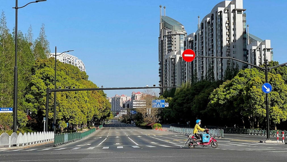 Ett öde Shanghai, Kinas ekonomiska centrum med 26 miljoner invånare som är stängt sedan 1 april. Den hårda politiken har kraftigt negativ inverkan på svenska företag i Kina.