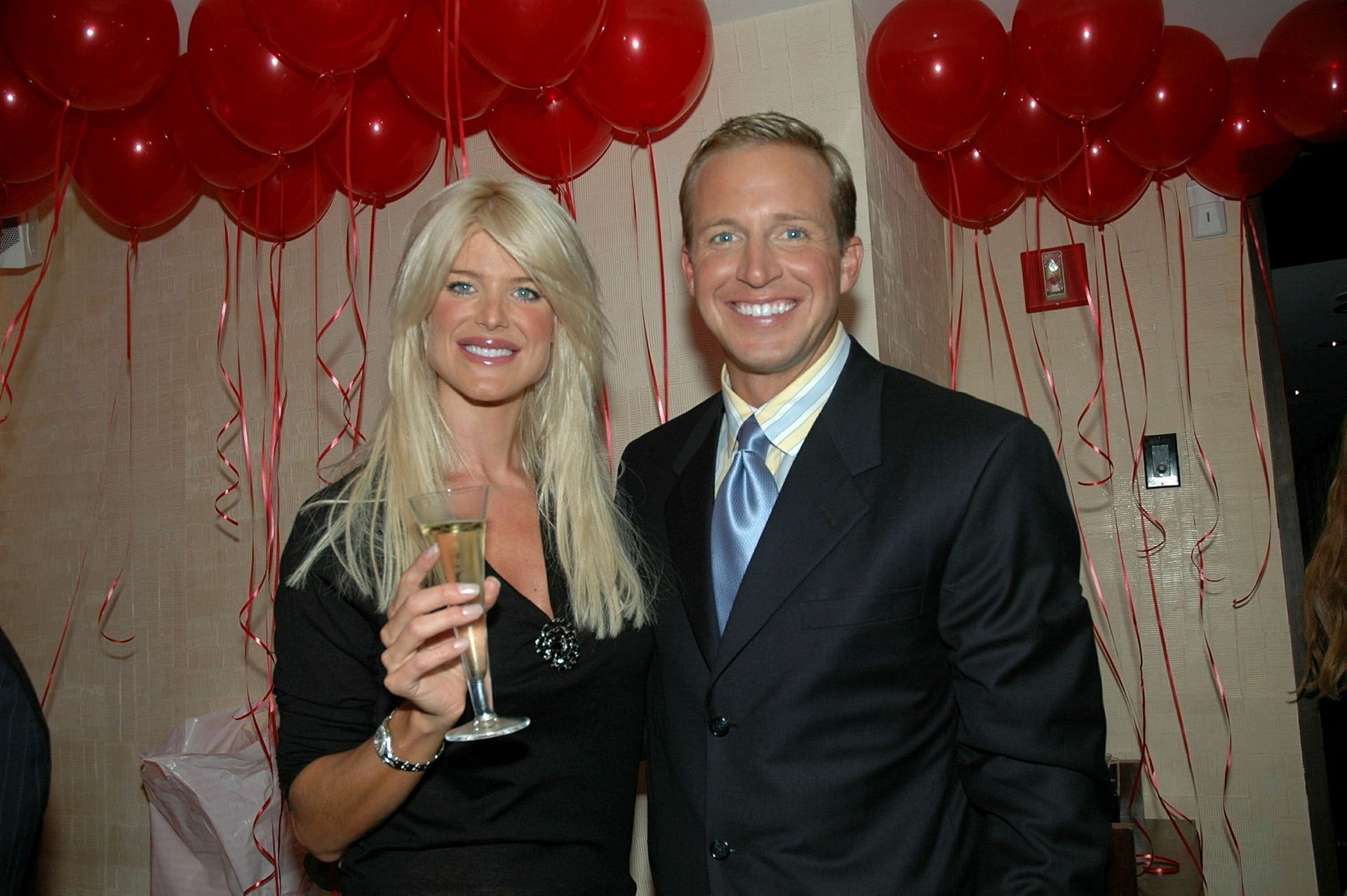 Victoria Silvstedt och dåvarande maken Chris Wragge i samband med att Silvstedt fyllde 30 år, 2004.
