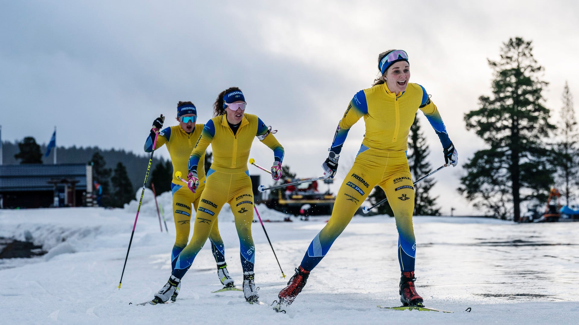 Stina Nilsson med Hanna Öberg och Linn Persson bakom sig under en träning.