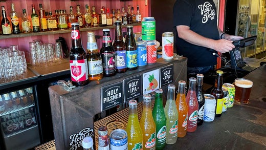 I baren finns flera olika sorters öl och läsk.