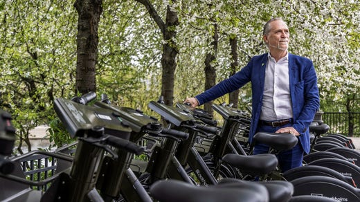 Miljöpartiets Daniel Helldén byter lokalpolitiken mot riksdagen.