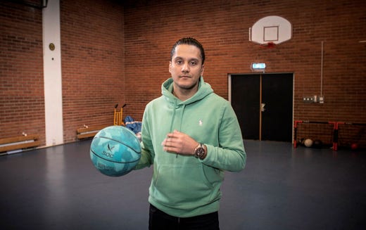 ”Om jag inte hade blivit av med mitt jobb i pandemin så hade jag aldrig testat på yrket som ungdomsledare. Jag hade gått miste om så mycket, så tack pandemin”, säger Shan Raja.