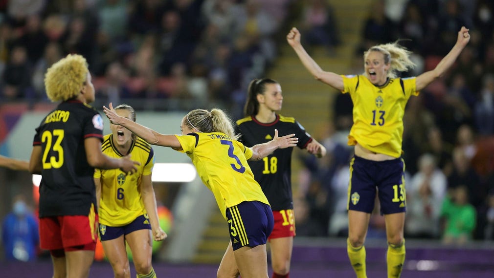 Linda Sembrandt, con il numero 3 alle spalle, ha vinto i quarti di finale del Campionato Europeo contro il Belgio al 92'.