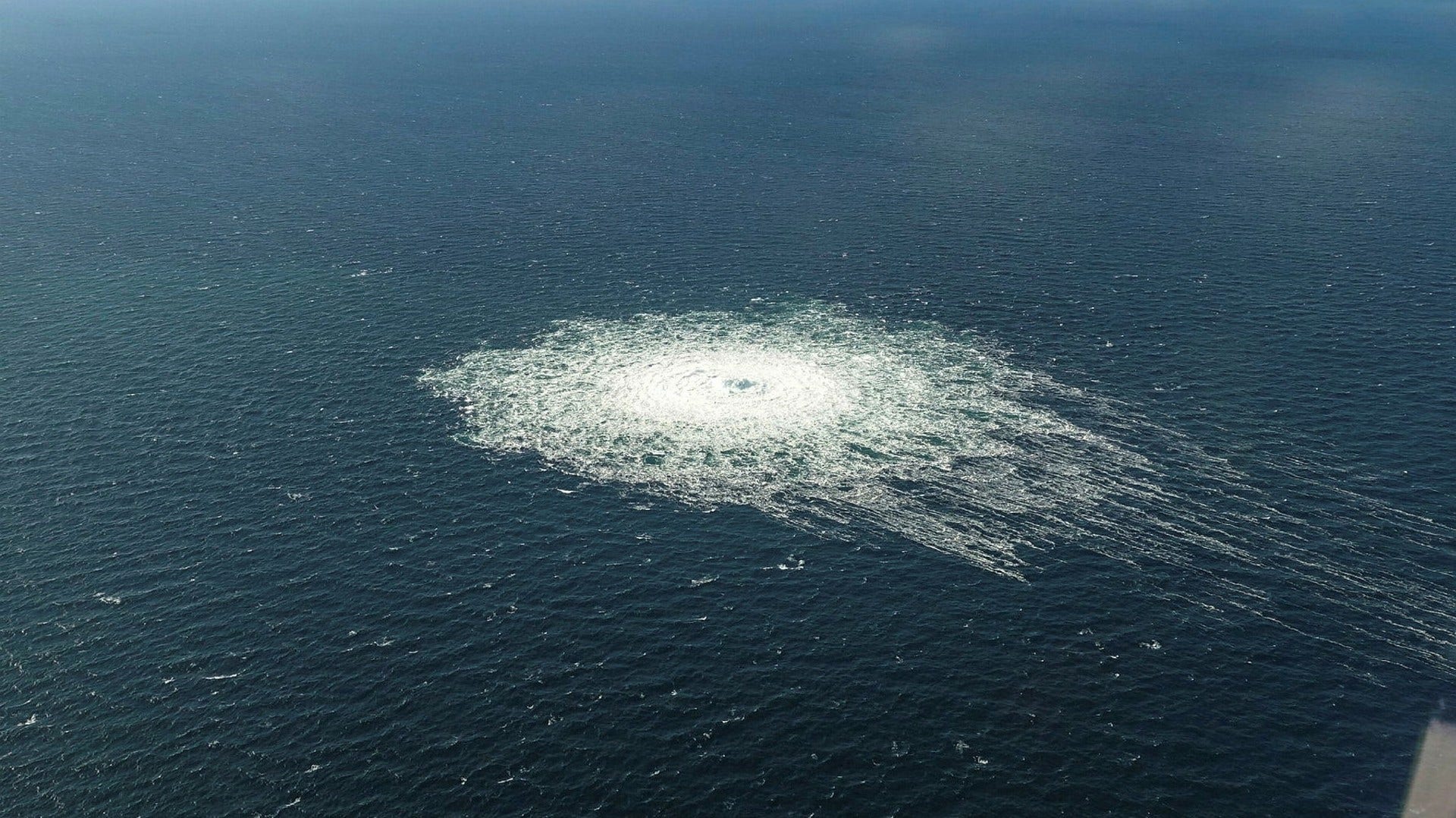 Enligt Kustbevakningen ökar utsläppen från Nord Stream 2 under måndagen.