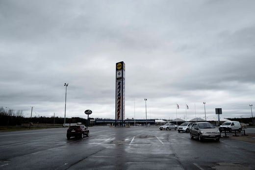 Rajamarkets parkeringsplats är överdimensionerad när turisterna har slutat komma över gränsen.
