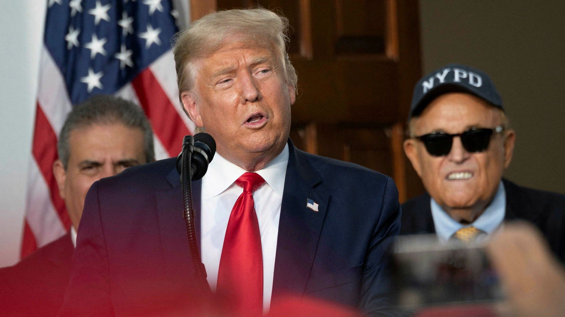Trump och hans dåvarande personlige advokat Rudy Giuliani framträder tillsammans under valrörelsen 2020.