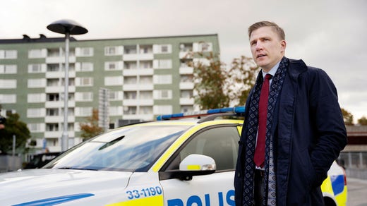 Moderaternas Fredrik Kärrholm är tidigare polis i Rinkeby och förespråkar hårdare straff.