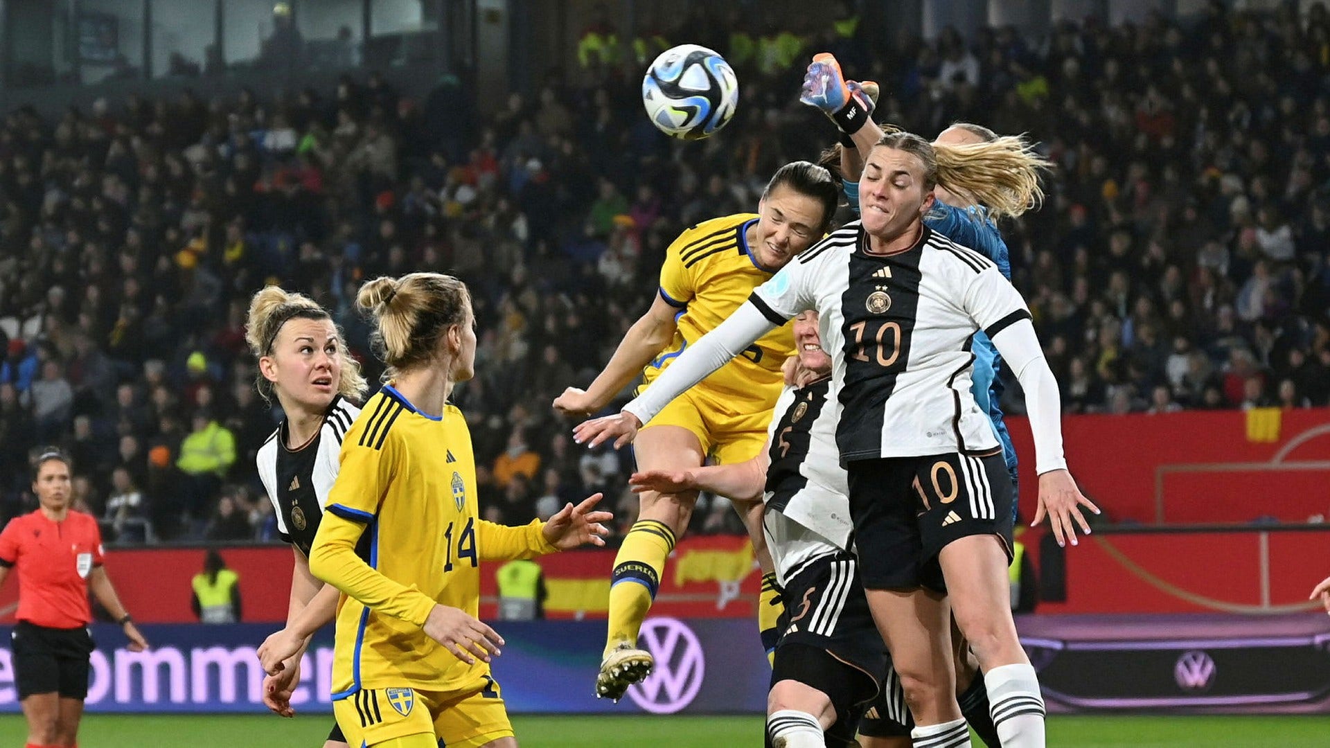 Magdalena Eriksson i en tuff nickduell i landskampen mot Tyskland i Duisburg.