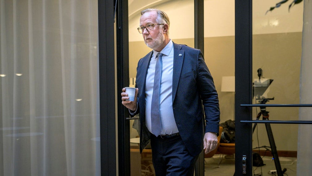 Den tillförordnade L-ledaren Johan Pehrson, som ska väljas till ordinarie partiledare kommande helg, borde lämna högerblocket, anser insändarskribenten.