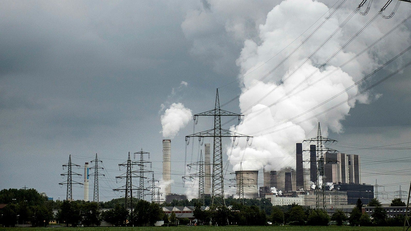 Tyska företaget RWE som driver kolkraftverk i flera länder har använt Energistadgefördraget, ECT, för att stämma Nederländerna på drygt 15 miljarder kronor när de beslutade att fasa ut kol till 2030.