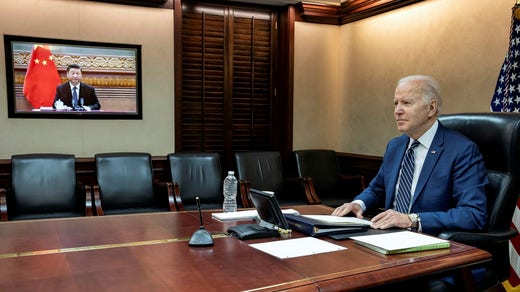 Xi Jinping och Joe Biden vid ett digitalt möte tidigare i våras. Nu ska de snart mötas på Bali.