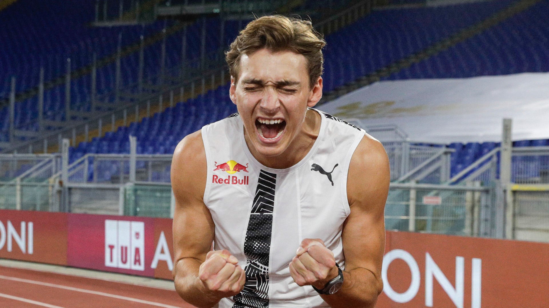 Armand Duplantis jublar på Roms olympiastadion efter att han slagit Sergej Bubkas 26 år gamla utomhusrekord utomhus.