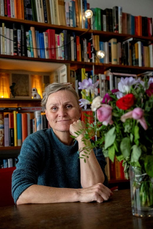 ”Får ni med blommorna blir min kompis jätteglad” säger Anna Westphalen. Blommorna från bokreleasen står framme när DN hälsar på.