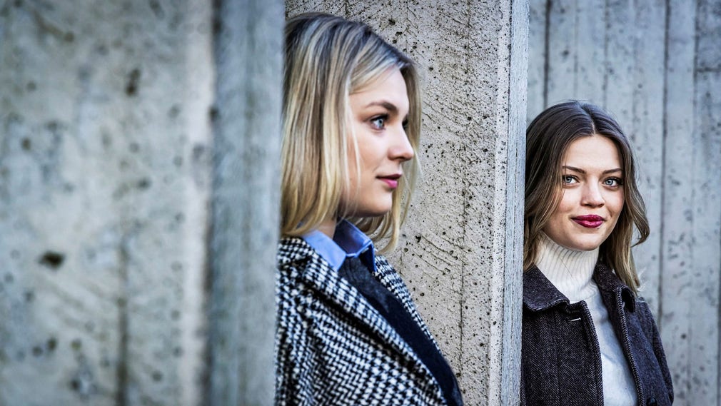 Systrarna Rebecka och Johanna Wallroth har båda gett sig ut på kontinenten för att etablera sig som operastjärnor.
