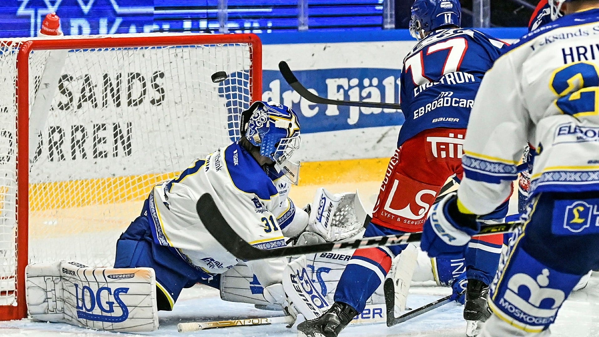 Oskarshamns Jonas Engström (17) sätter 2-4-målet bakom Leksands målvakt Kasimir Kaskisuo.