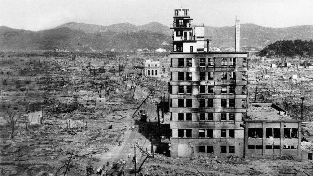 Förödelsen i den sydjapanska staden Hiroshima efter att den första atombomben släppt av USA den 6 augusti 1045. Mellan 60 000 och 70 000 människor dödades omedelbart. I Nagasaki där den andra atombomben släpptes den 9 augusti dödades omkring 40 000 människor.