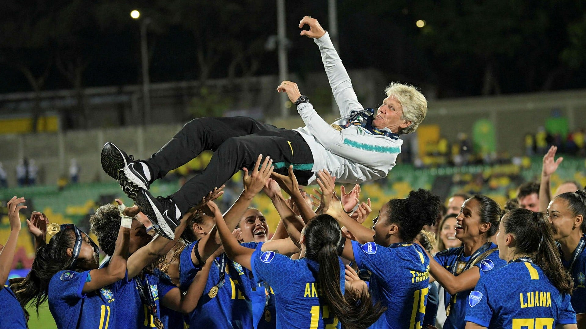 Pia Sundhage lyfts upp av Brasiliens damlandslag efter vinsten.