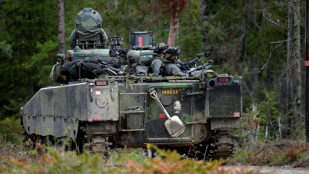 Soldater från P4 i Skövde övar på Tofta skjutfält på Gotland 2017. Sverige kan även i fortsättningen klara sig väl utan att ingå i en militärallians, anser insändarskribenten.