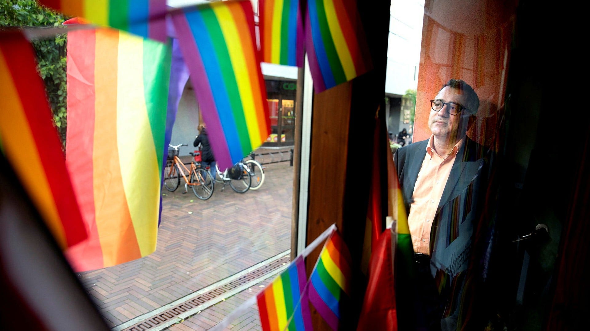 Babak Rahimi (V) har fått frågor från Vänsterpartiets riksorganisation om det nya samarbetet med avhoppande sverigedemokrater.