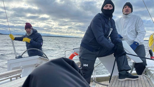 Xavier Veilhan och hans team på väg mot Stockholm med hans verk i lasten.