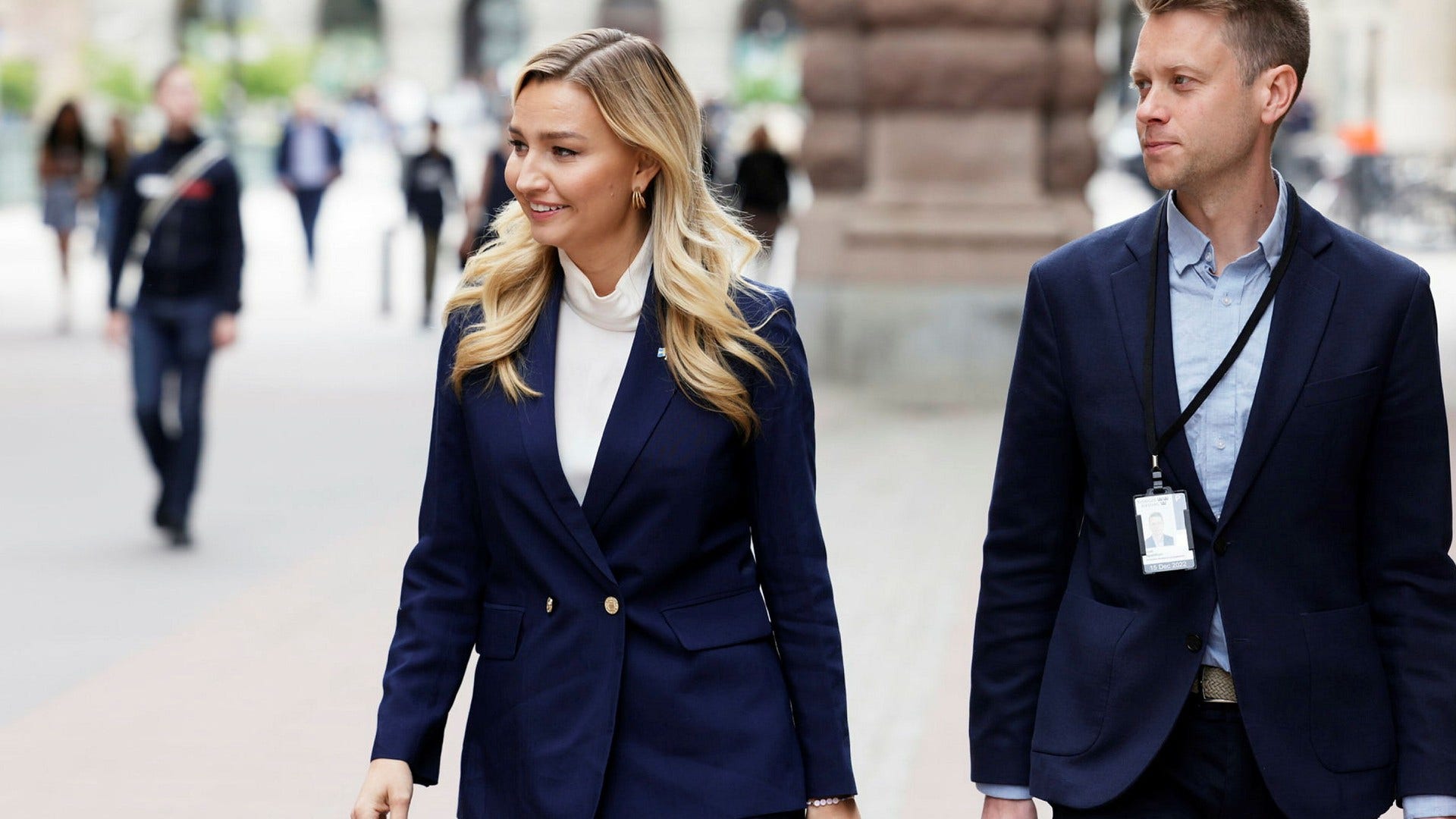 Ebba Busch på väg till riksdagen på tisdagen.