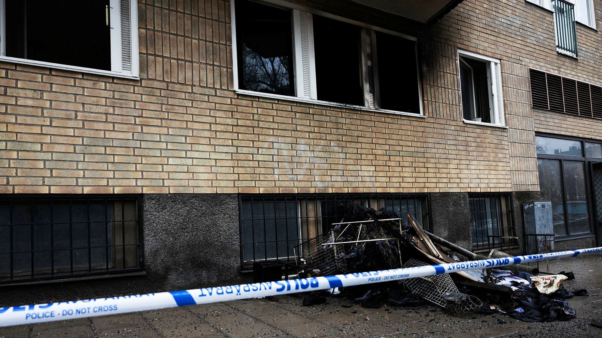 Branden som utbröt i en av lägenheterna i januari kunde släckas relativt snabbt. Men röken och soten spred sig av okänd anledning väldigt fort i hela fastigheten.