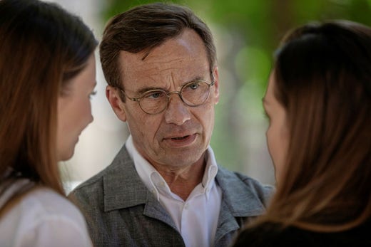 Ulf Kristersson in conversation with two of his employees. With three months left until the parliamentary elections, the public opinion situation between the two government alternatives is even.