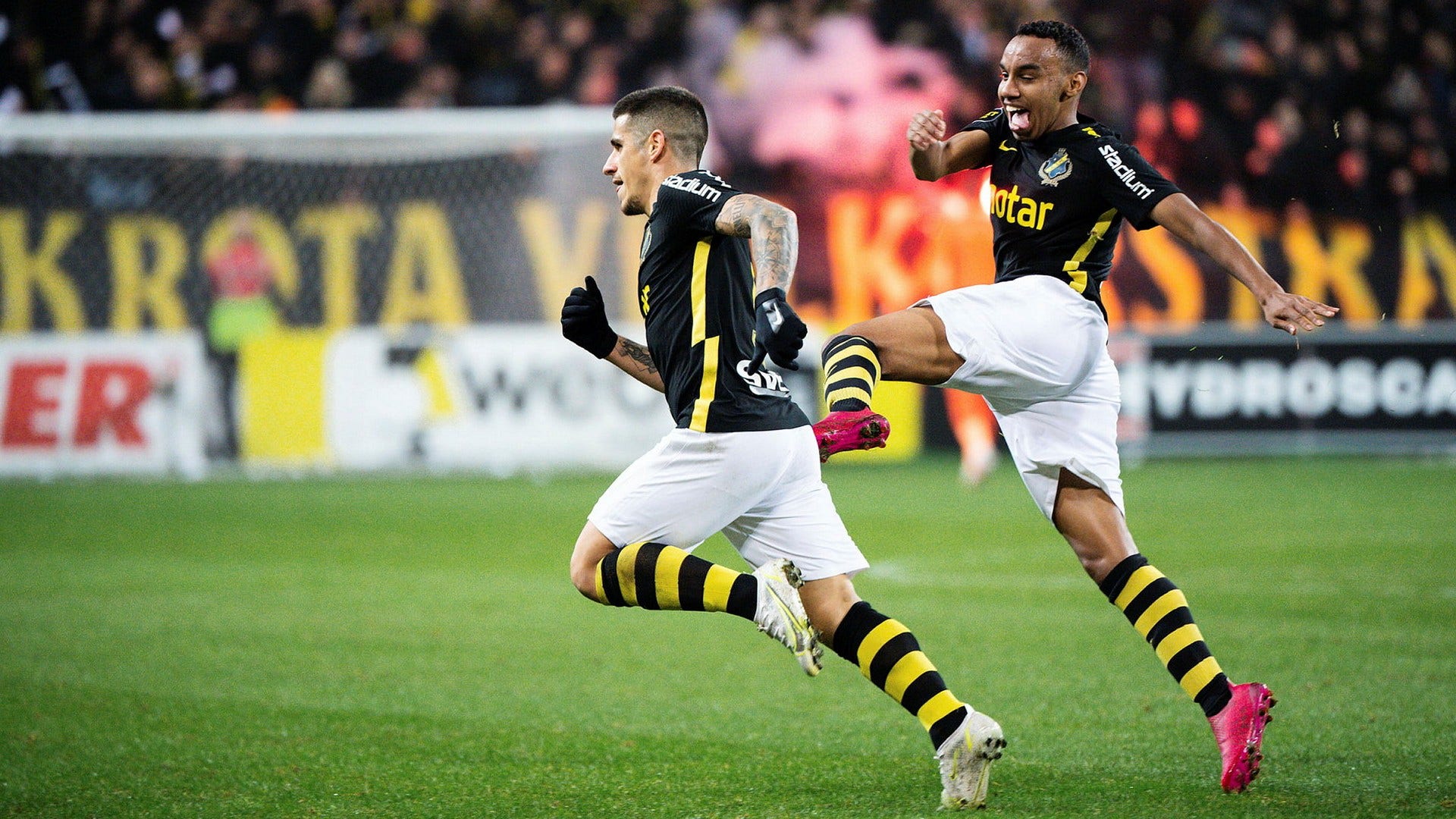 Nicolas Stefanelli firar AIK:s 1–0-mål mot IFK Norrköping tillsammans med Bilal Hussein.