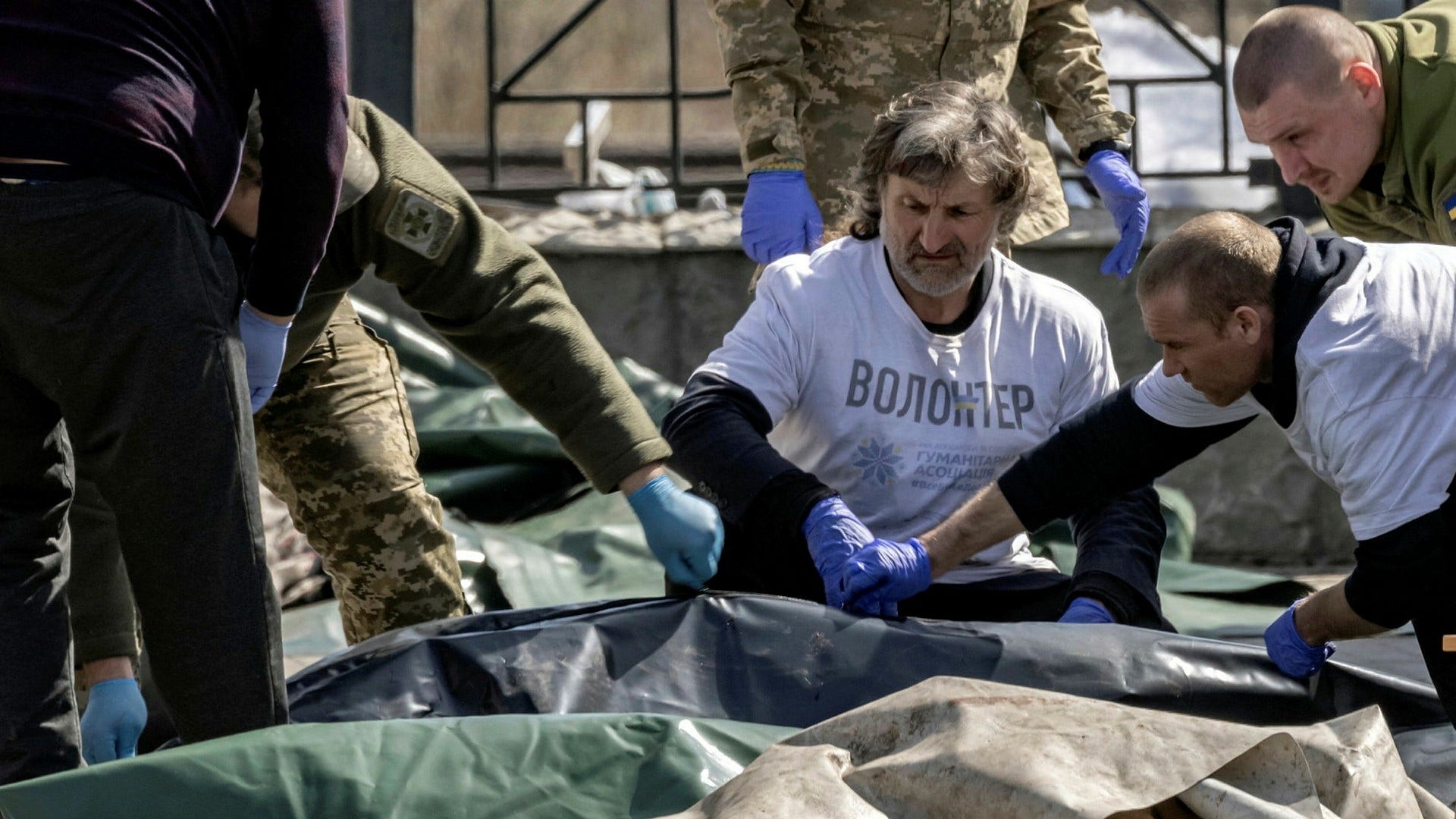Украинские военные на вокзале в Краматорске. В пятницу утром во время ракетной атаки погибло много людей. Фото: Фадель Сенна/АФП