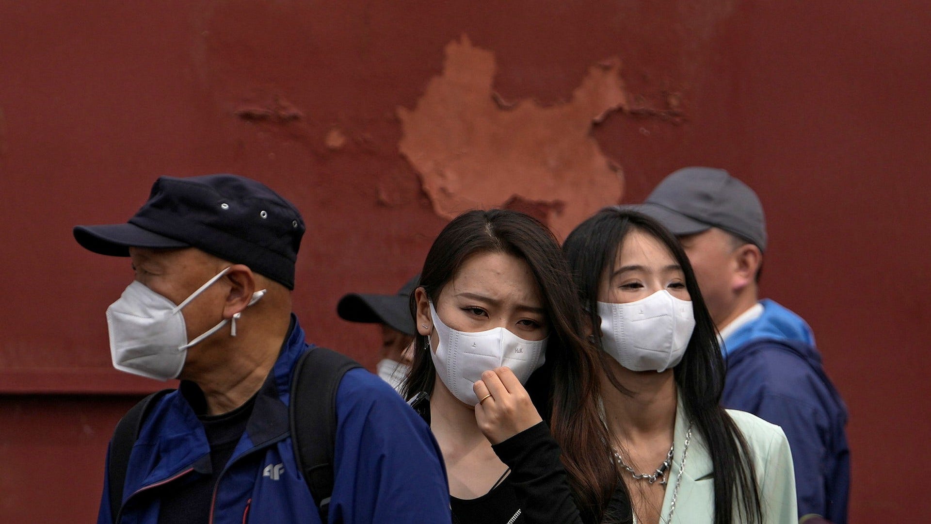 Trots en kraftig uppgång i antalet nya smittade i covid fortsätter liver som vanligt i kina. Här en turist utanför Zhongshan-parken i Peking.