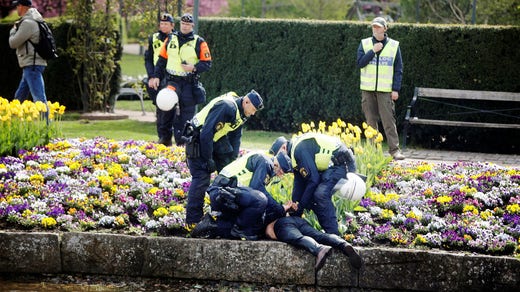 En person som lyckades simma över till andra sidan omhändertogs av polisen.