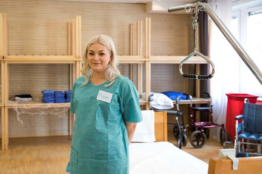 Malin Öhman hade arbetat som flygvärdinna för SAS sedan flera år tillbaka när coronaviruset satte stopp för flygtrafiken. DN träffade henne i fjol när hon skolade om sig till vårdpersonal – vilket har gett henne ovärderliga erfarenheter, berättar hon.