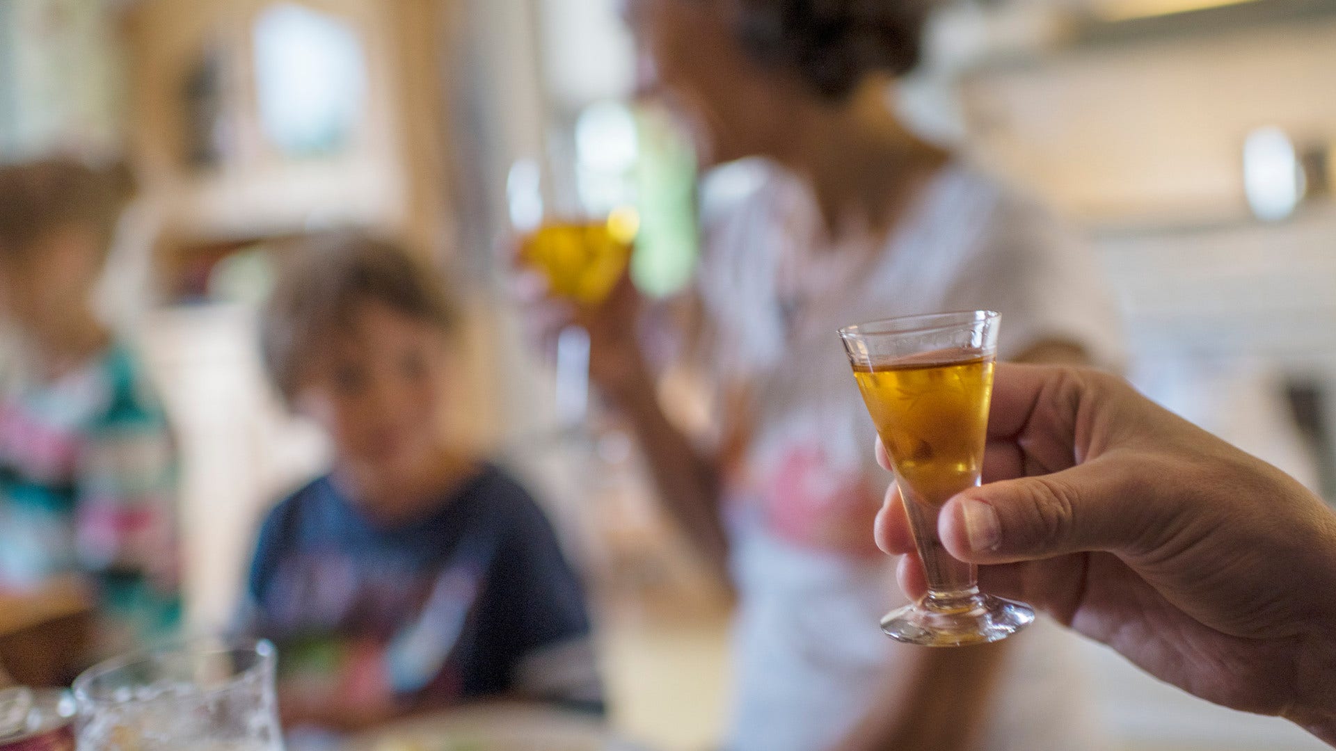 Redan vid små mängder alkohol påverkas omdöme och beteende. Regler om avstånd, munskydd och handtvätt kan förbises, skriver artikelförfattarna.
