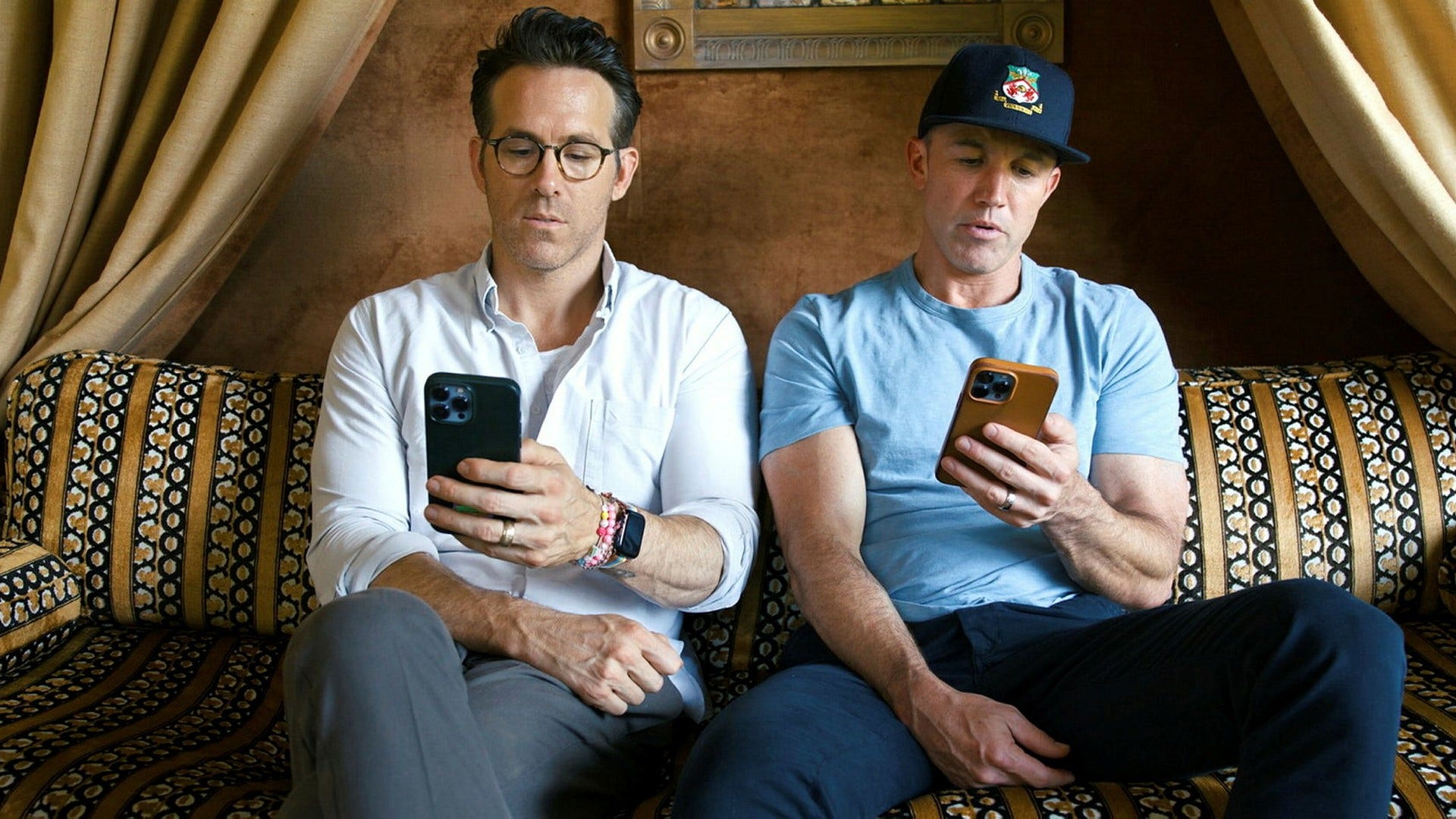 Hollywoodstjärnorna Ryan Reynolds och Rob McElhenney under ett avsnitt av serien ”Welcome to Wrexham”.