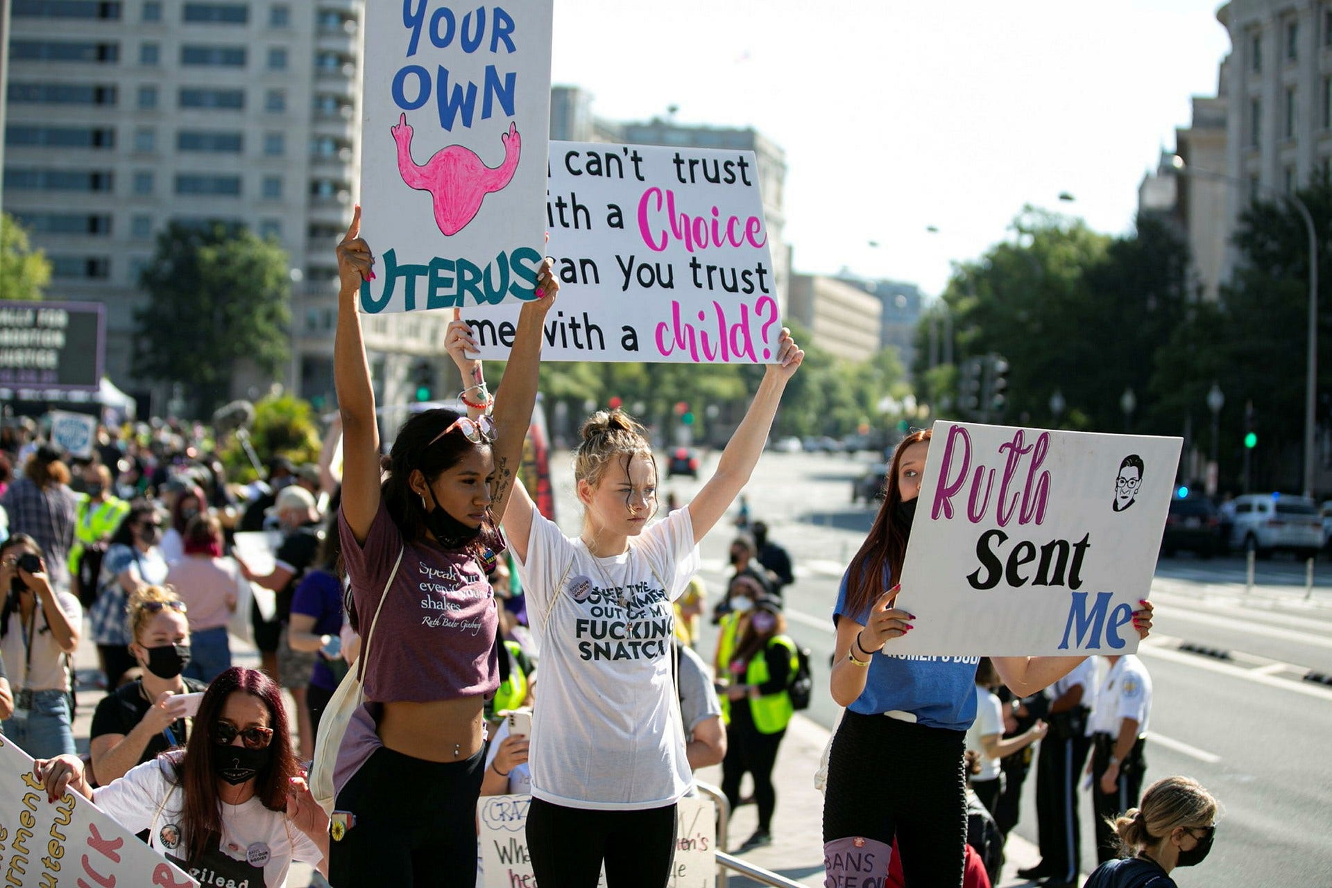 En demonstrant i Washington i oktober 2021 håller upp en skylt med budskapet ”RBG sent me”. Det syftar på den tidigare HD-domaren Ruth Bader Ginsburg som avled i fjol och ersattes av en konservativ jurist.