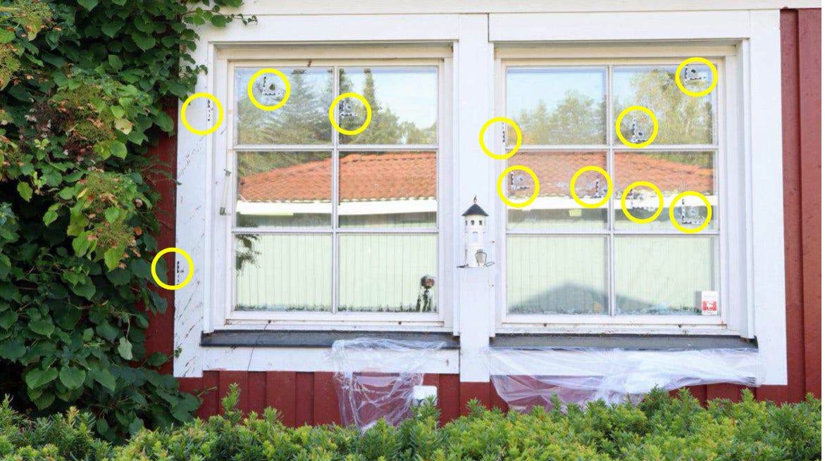 Villan i Tyresö träffades av minst 14 skott från en kalasjnikov. Några av kulorna gick rätt in i köket där det satt en tonåring och pluggade.