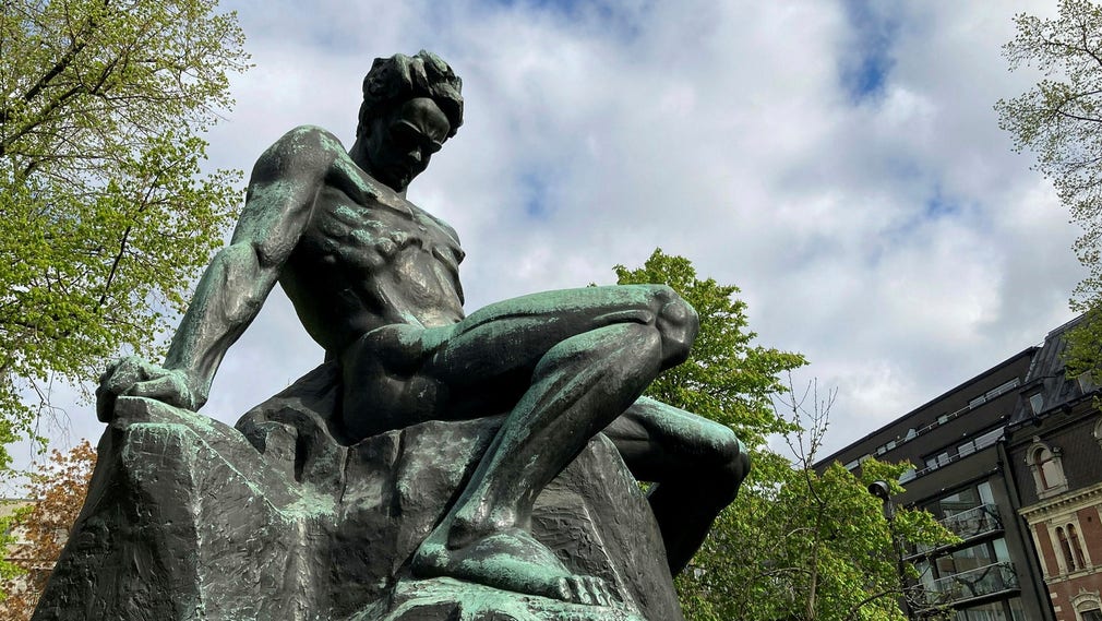 August Strindberg spänner musklerna. Drygt 5 meter hög och 3 ton tung är Carl Eldhs monument i Tegnérlunden.